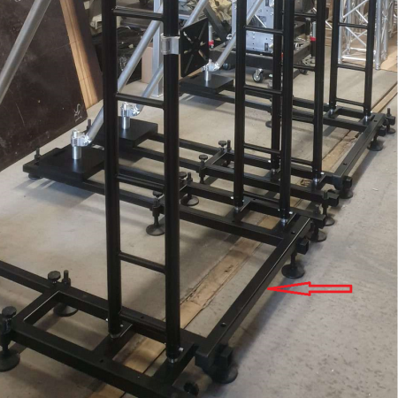 Балка опорная для экрана, труба 50*50 с позиционирующими отверстиями, для базы 1м. Покрытие: покраска – №1